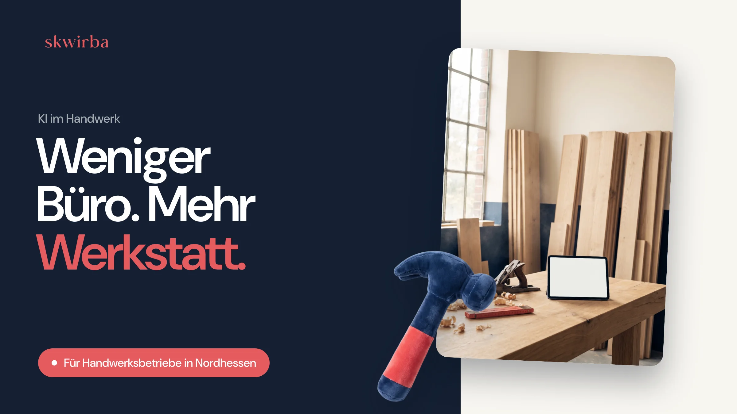 Werkbank in einer Schreinerei mit Hobel, Zollstock und Tablet