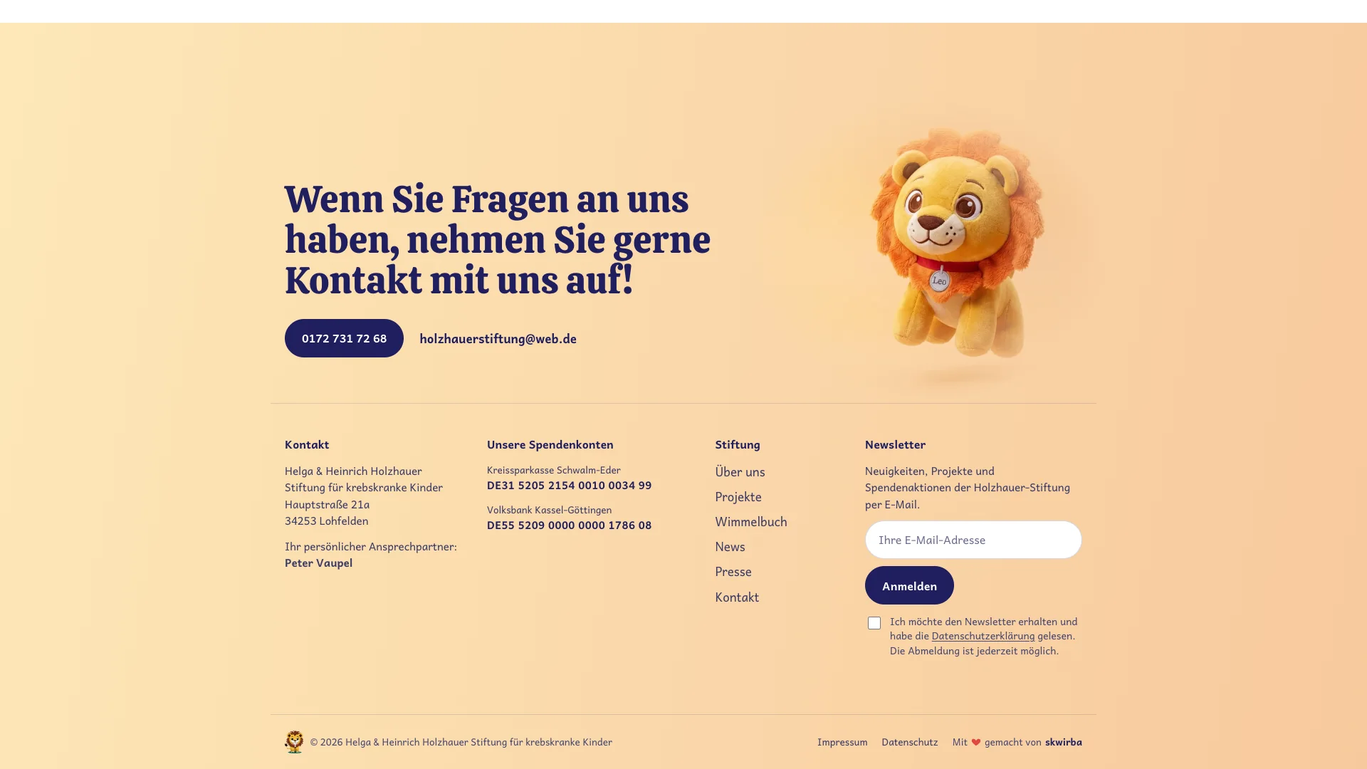 holzhauer-stiftung.de: Kontaktbereich mit Leo, dem Plüschlöwen der Stiftung, und Newsletter-Anmeldung